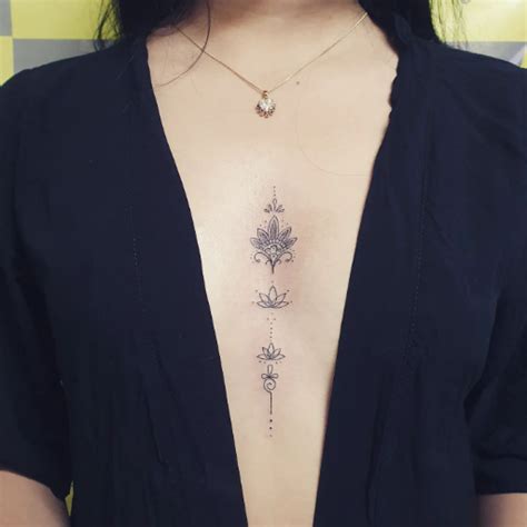 tatuagem no meio dos peitos|60 ideias de tatuagem entre os seios para você esbanjar charme。